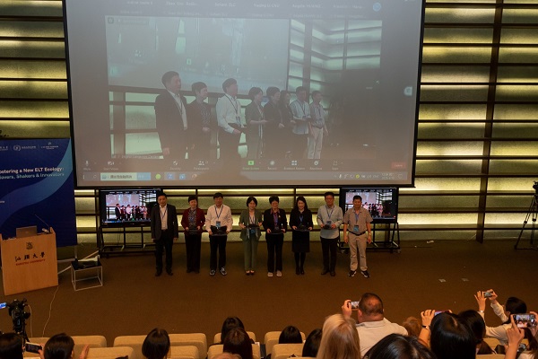 VSport两位经理与15日上午的主旨演讲嘉宾及主持人合影1 - 副本.jpg