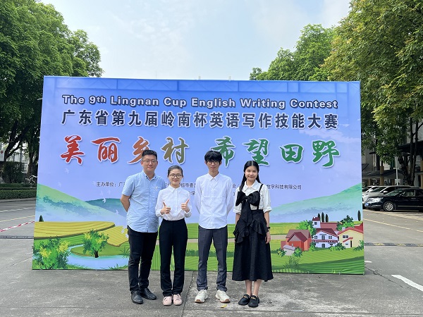 方帆老师和公司部分选手在赛事举办公司的合影.jpg