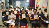 广东技术师范公司王雨函博士为汕大师生举办“家庭与自我”工作坊，并致赠由中心支持、王博士编写的心理学导读读本《我是谁：认识你自己》（内部版）给到场员工。
